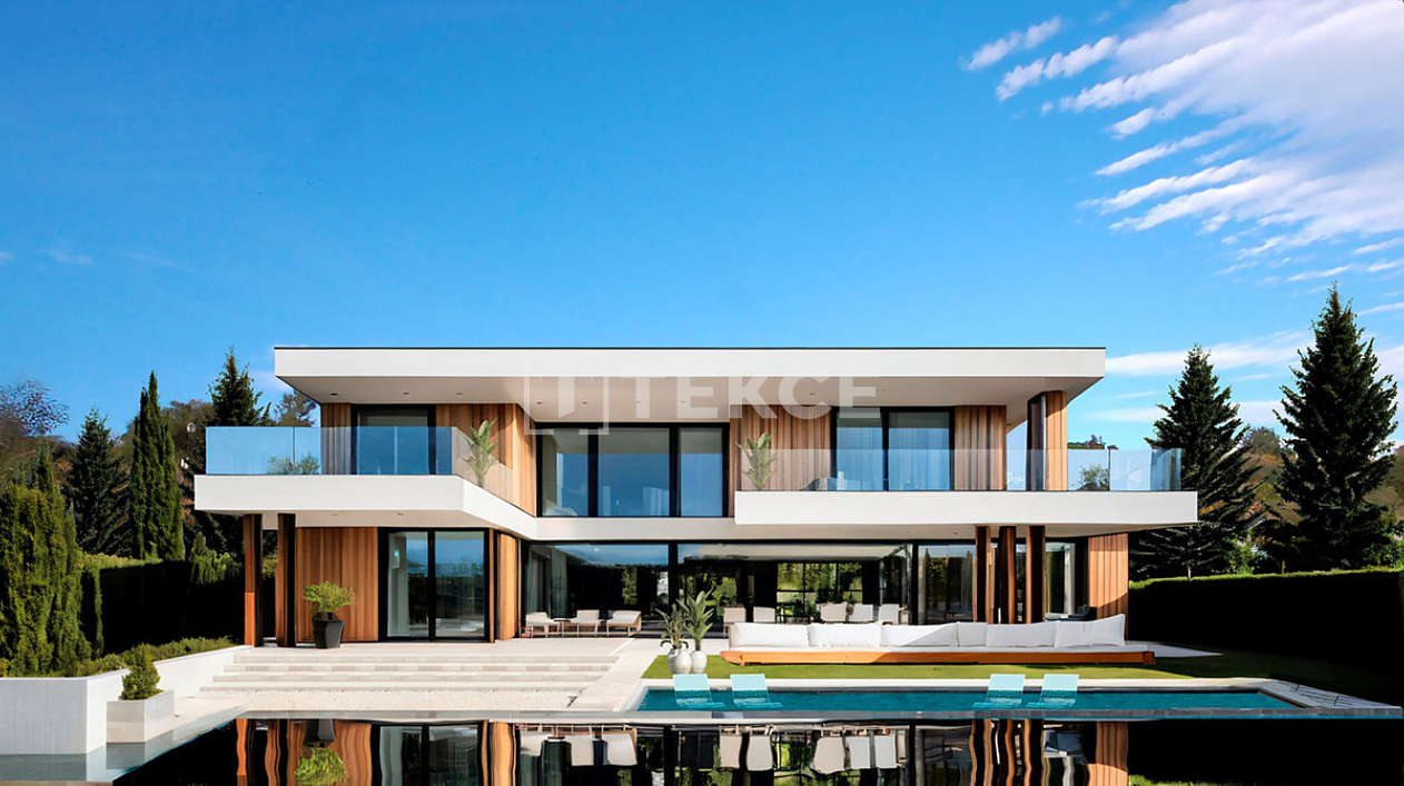 Home with Expansive Outdoor Areas and Infinity Pool in Mijas