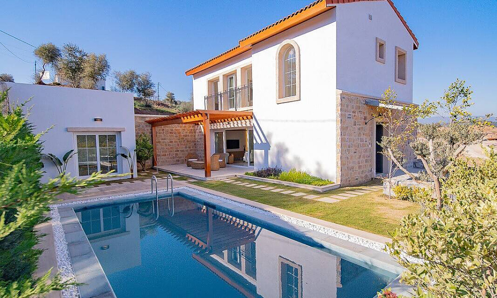 Muğla Milas'ta Doğayla İç İçe Cumbalı ve Havuzlu Villalar