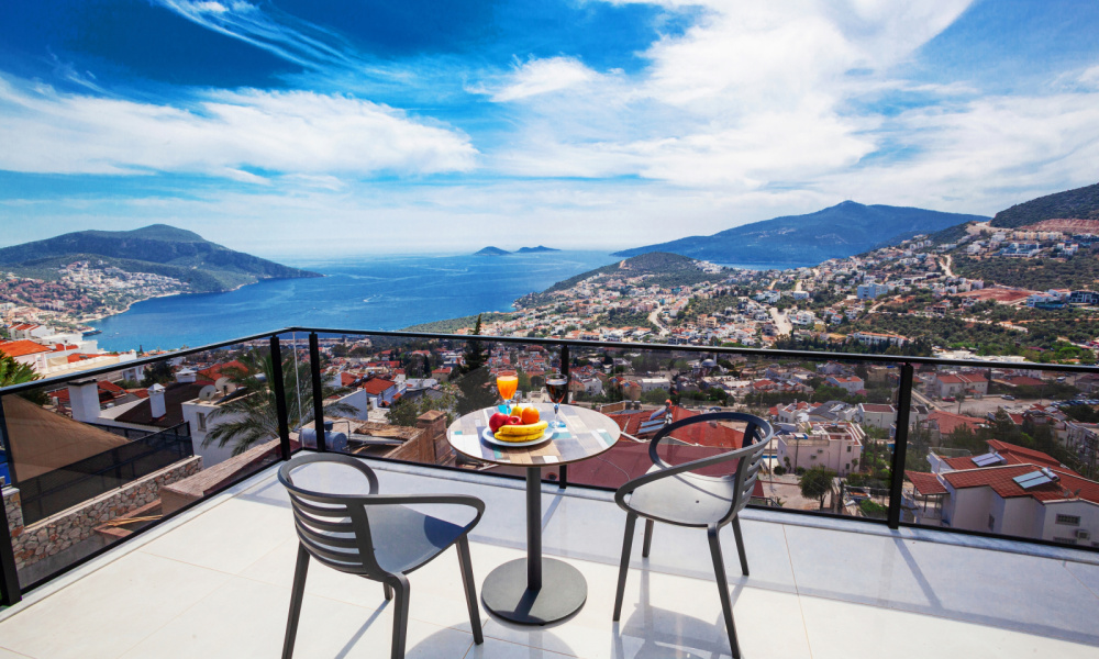 Kaş Kalkan'da Kesintisiz Deniz Manzaralı Donatılı Villa