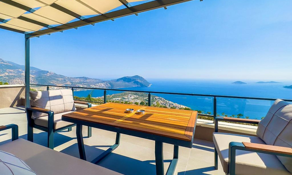 Kaş Kalkan'da Deniz Manzaralı ve Havuzlu Müstakil 4+1 Villalar