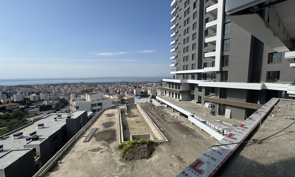 İzmir Narlıdere'de Deniz Manzaralı, Güvenlikli ve Havuzu Daireler