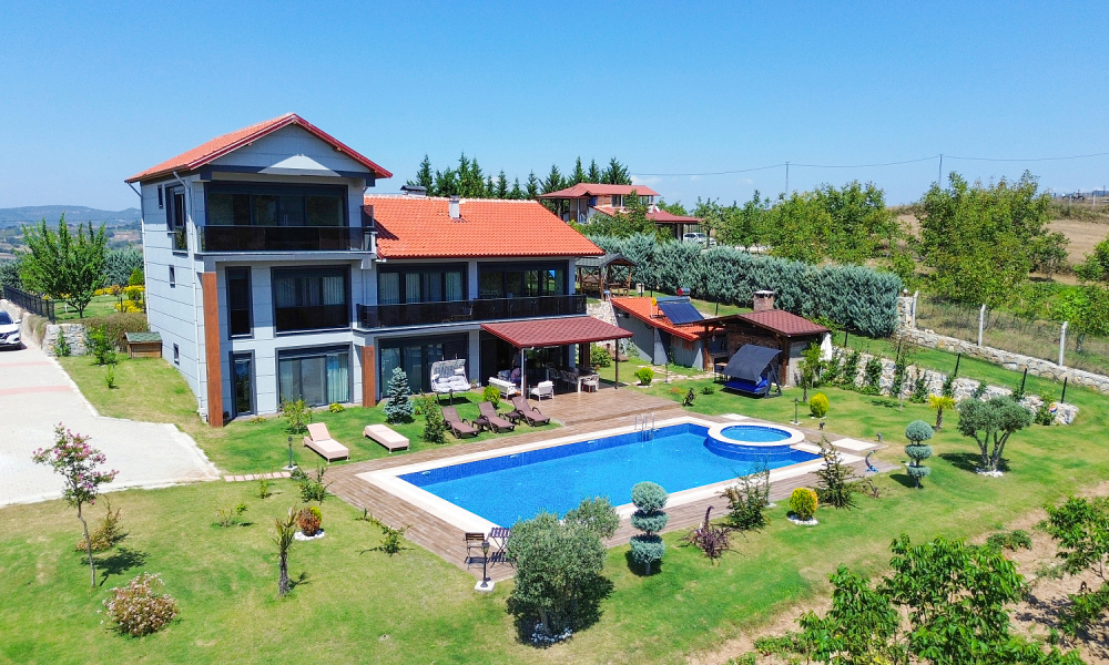 Ruim huis met Turks bad en zwembad in Kocaeli