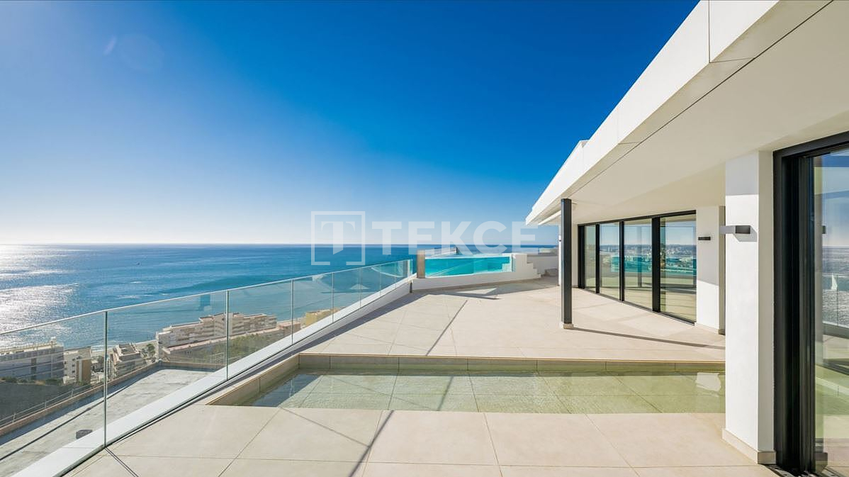 Ready-to-Move Sky Villa with Large Terrace in Fuengirola Málaga