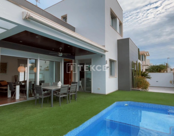 Key-ready Villa with a Pool Near to the Beach in Alicante 3