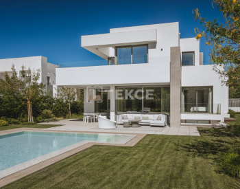 Villas Vues Imprenables Dans Un Quartier Populaire À Estepona 3