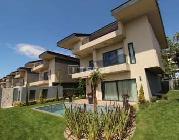 Detached and Semi-detached Villas Near the Beach in İstanbul 4