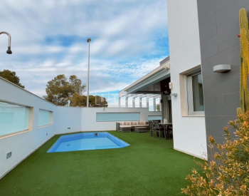 Key-ready Villa with a Pool Near to the Beach in Alicante 4