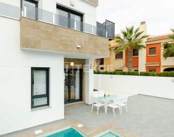 Villas Independientes Con Piscina Y Parking En Torrevieja Alicante 9