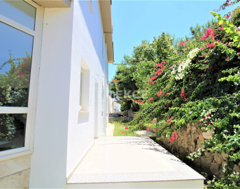 Kuzey Kıbrıs Girne'de Denize Yürüme Mesafesinde Müstakil Villa 5