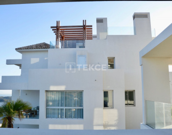 Benahavis'te Ferah Tasarımlı ve Deniz Manzaralı Daireler 7