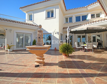 Elegant Villa Med Havsutsikt I Ett Utmärkt Läge I Benalmadena 12