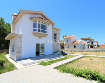 Kuzey Kıbrıs Girne'de Denize Yürüme Mesafesinde Müstakil Villa 8