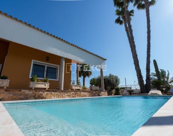 Mediterranean Style Detached Villa on a Large Plot in Orihuela 1