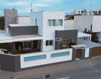 Key-ready Villa with a Pool Near to the Beach in Alicante 1