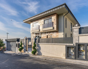 Villa with Outdoor Pool and Parking Space in İstanbul Beylikdüzü 1