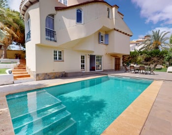 5 Bedroom Villa with Jacuzzi and Garden in Orihuela Costa 1