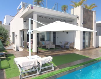Villa De 5 Dormitorios Con Piscina Y Solárium En Villamartín