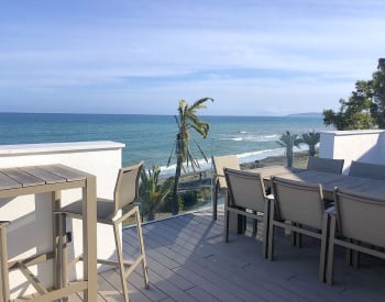 Elegant 3-bedroom Townhouse with Communal Pool in Estepona 1