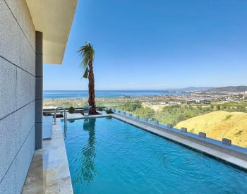 Aydın Kuşadası'nda Deniz Şehir ve Dağ Manzaralı Villa 1