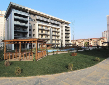 伊斯坦布尔带游泳池的综合楼公寓