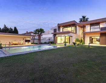 Villa Med Rymlig Trädgård Och Pool I Izmir