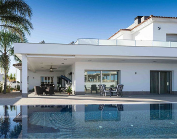 Detached Luxury Villa with Private Pool Near Amenities in San Pedro