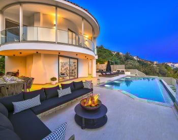 فيلا بمسبحين وإطلالات بانورامية على البحر في كاش، كالكان