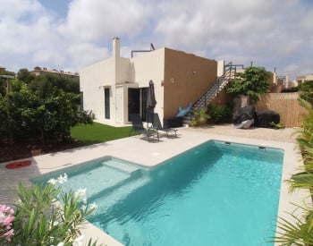 La Zenia Alicante’de Plaja Yakın Havuzlu Villa