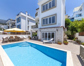 Kaş Kalkan'da Denize 100 Metre Havuzlu ve Full Eşyalı 4+1 Villa