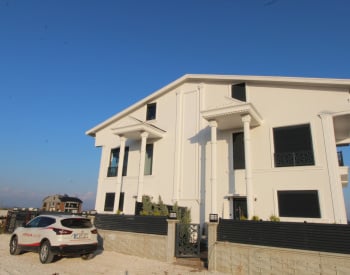 Belek'te Plaja Yakın Konumda Bahçeli Havuzlu Villa 1
