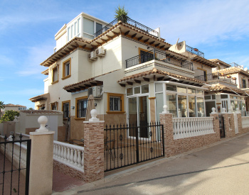 靠近白色海岸（costa Blanca）拉泽尼亚（la Zenia）便利设施的现代化联排别墅