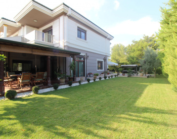 位于 Döşemealtı Yeşilbayır 的别墅，设有私人花园和游泳池