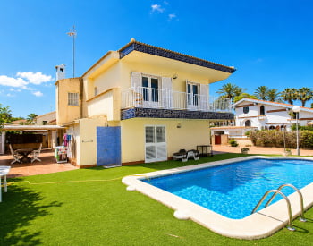La Zenia'da Plaja 100 M Mesafede Havuzlu Villa