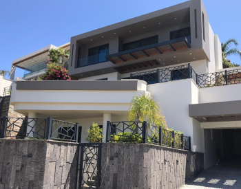 Bodrum'da Gündoğan Koyu Manzaralı Şık Tripleks Villa