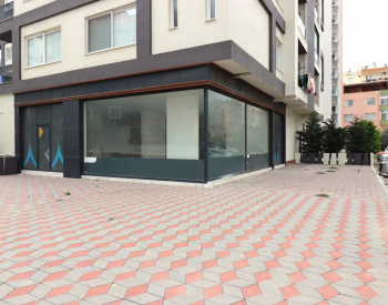 Mersin'de Çift Cepheli ve Sekiz Araçlık Otoparka Sahip Dükkan