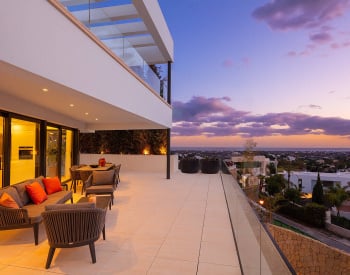 Luxury Villa with Rich Amenities in a Prime Area in Benahavis 0