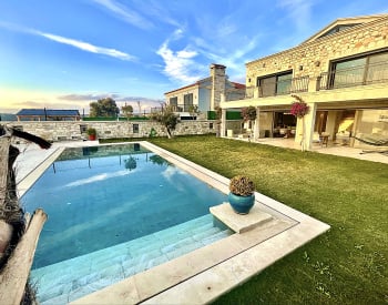 Detached Villa with Nature View and Swimming Pool in İzmir 1