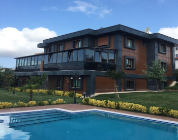 Villa with Pool Near the Hospital and Marina in Büyükçekmece