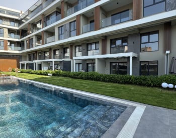 Rymliga Lägenheter I Poolkomplex I Bornova 1