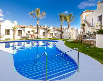 Radhus I Estepona Med Exklusiva Pooler, Spa, Gym Och Trädgårdar