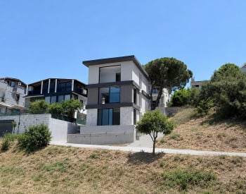 Urla'da Plaja Yürüme Mesafesinde Deniz Manzaralı ve Havuzlu Villa