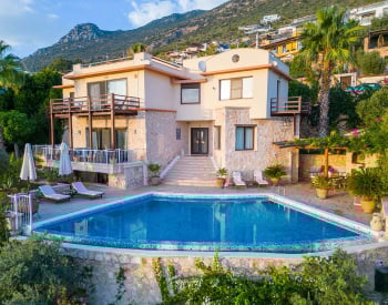 Kaş Kalkan'da 1200 M²arsa İçerisinde Deniz Manzaralı Şık Ev