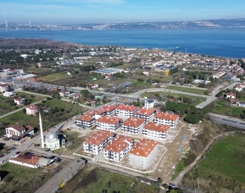 Yalova Altınova'da Deniz Manzaralı ve Havuzlu Site İçinde Daireler