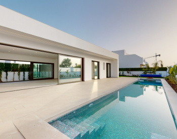 西班牙温暖海岸带泳池和停车场的独立式别墅
