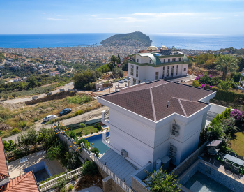 Willa Z Oszałamiającym Widokiem Na Miasto I Morze W Alanyi W Turcji