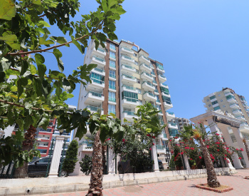 梅尔辛带游泳池的海景公寓 1