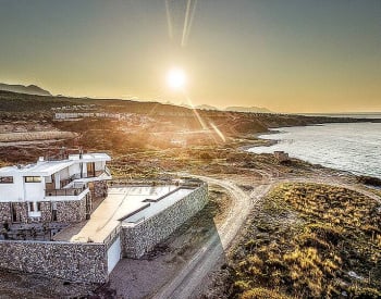 Kıbrıs Girne'de Deniz Kenarında Satılık Müstakil Villalar