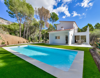 Detached Villa with Private Pool Near a Golf Course in Altea