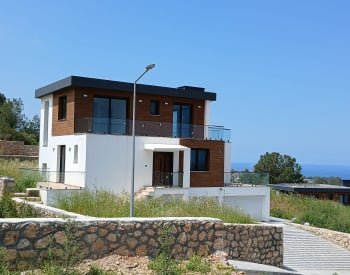 Kuzey Kıbrıs Girne'de Site İçi Özel Havuzlu Tripleks Villalar 1