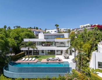 Sea View House with a Spa in Benahavis Malaga